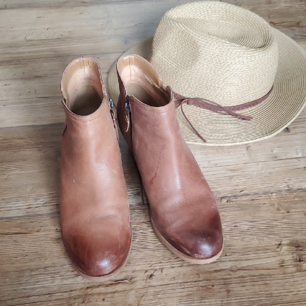 "Clarks Artisan" Leather Ankle Boots Size 8.5 W